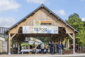 Halle de Signy L'Abbaye recouverte d'une banderole pour la 12e édition des rencontres nationales TEPOS