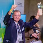 Jacques Pallas Trophée élus d'Eole 2023 Jacques Pallas levant son trophée des élus d'Eole le 21 novembre 2023